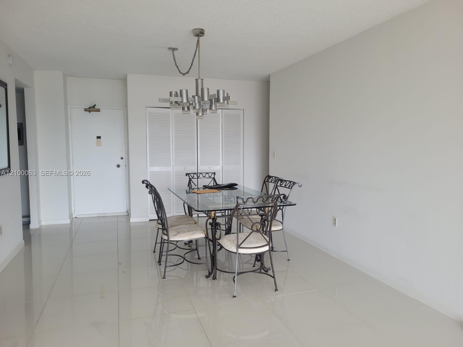 See details 19N 1 / 2 870 sq. ft. $ 2026-10-03 0 Photo