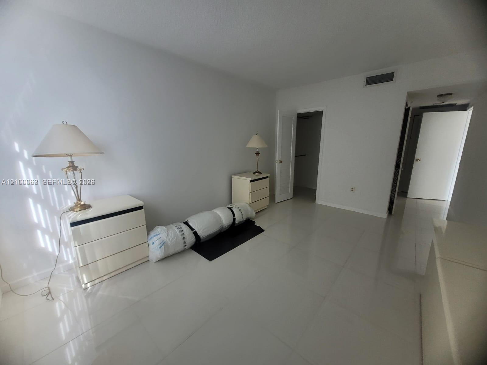 See details 19N 1 / 2 870 sq. ft. $ 2026-10-03 0 Photo