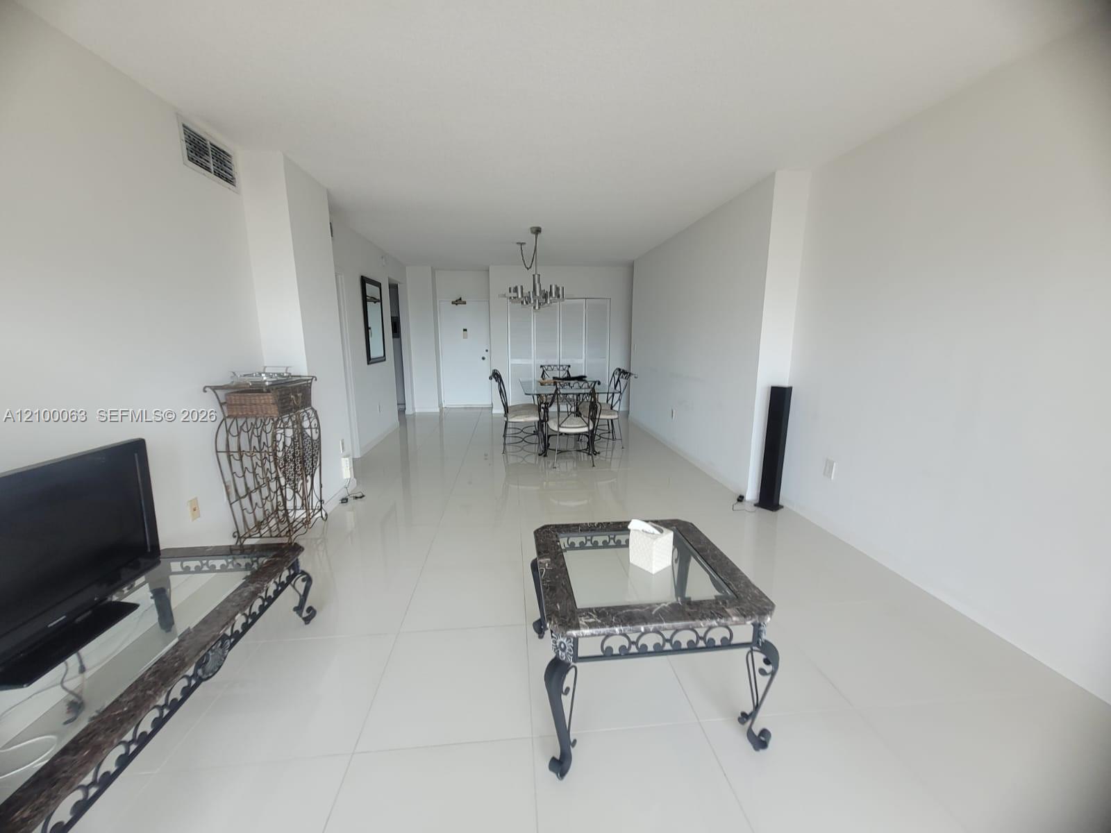 See details 19N 1 / 2 870 sq. ft. $ 2026-10-03 0 Photo