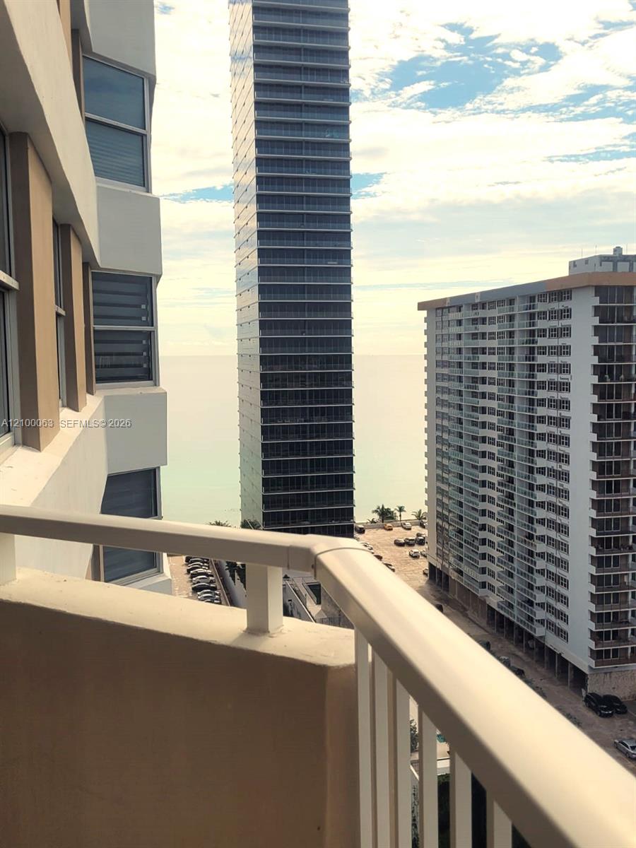See details 19N 1 / 2 870 sq. ft. $ 2026-10-03 0 Photo