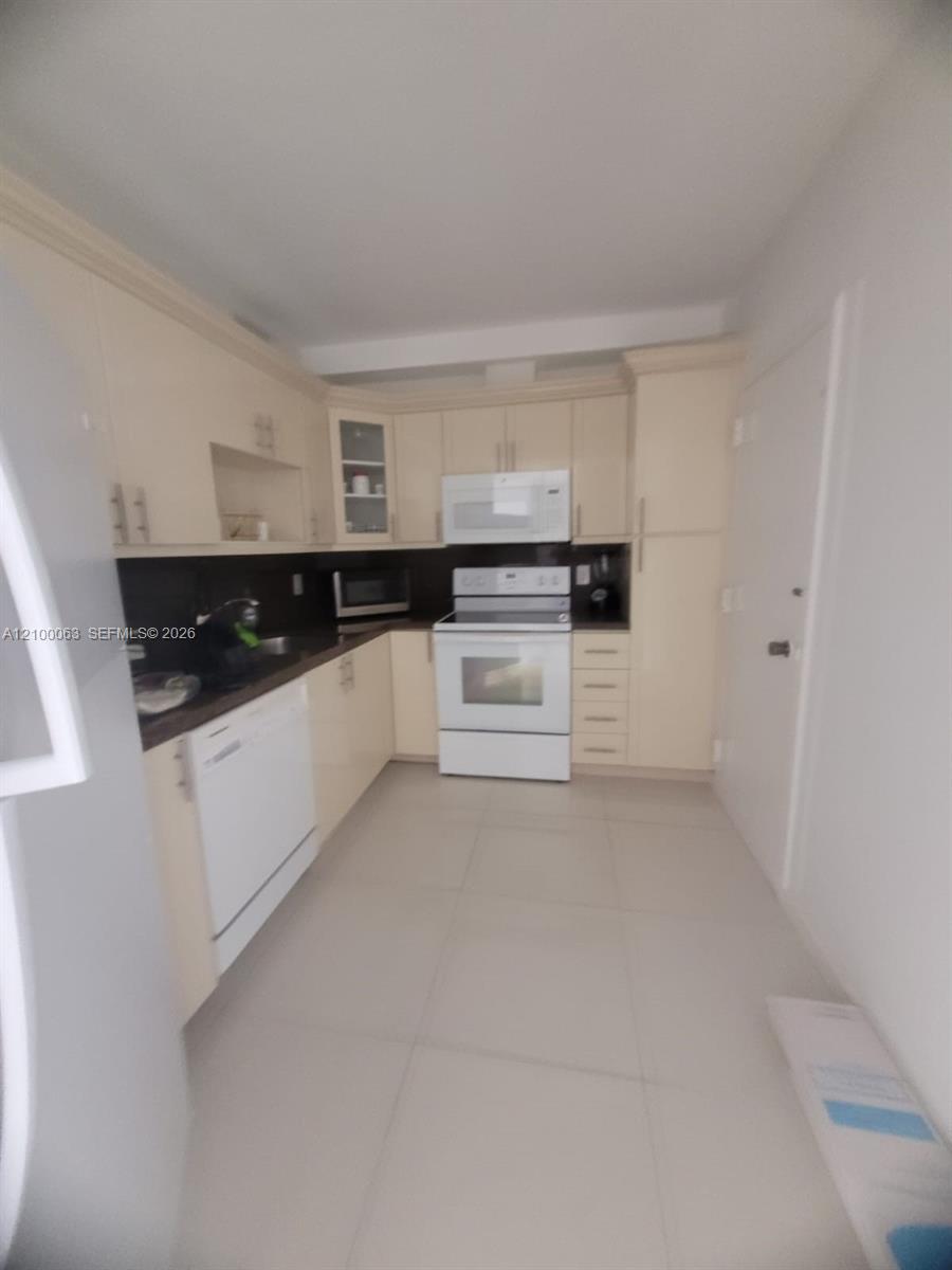 See details 19N 1 / 2 870 sq. ft. $ 2026-10-03 0 Photo