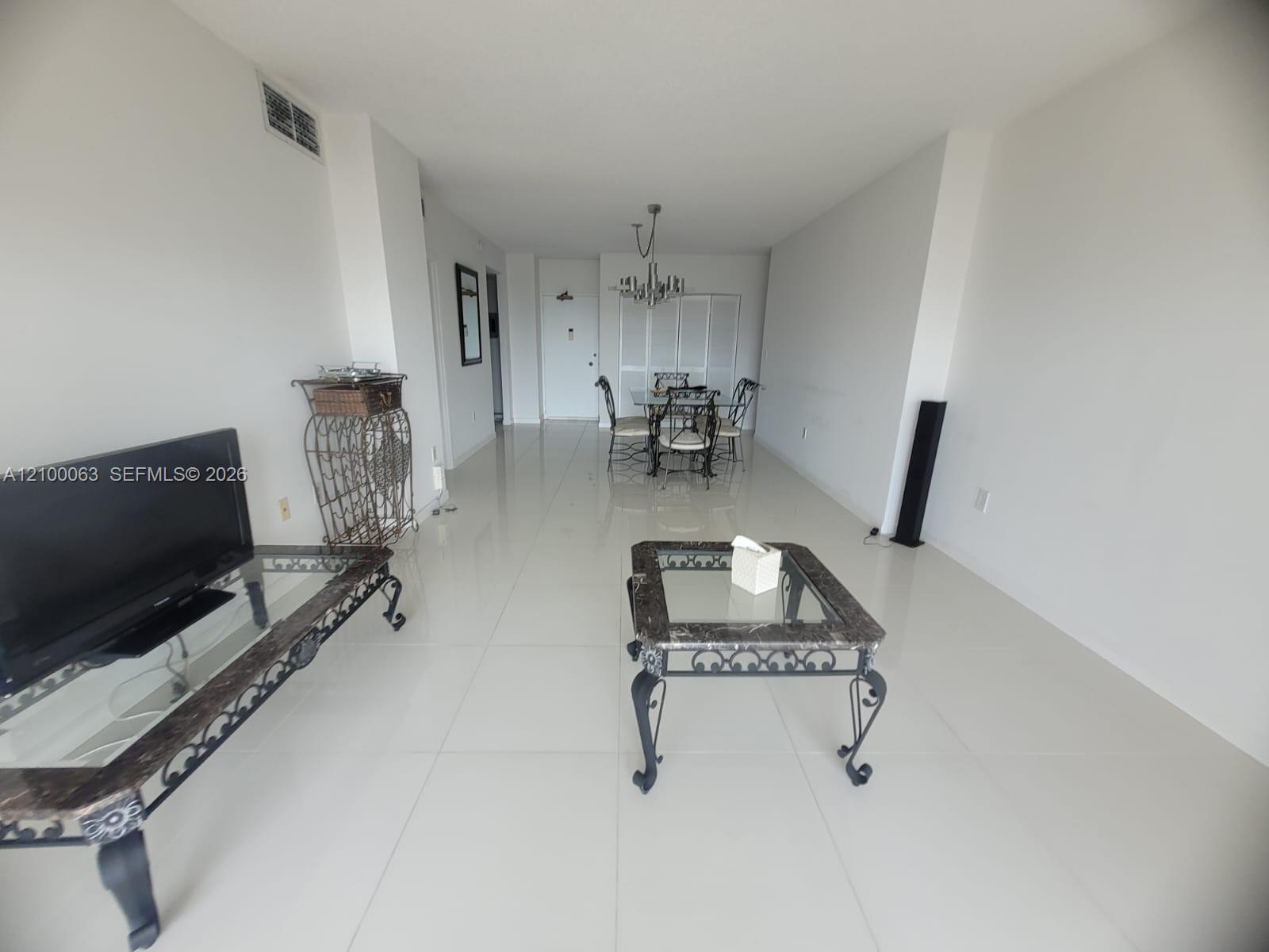See details 19N 1 / 2 870 sq. ft. $ 2026-10-03 0 Photo