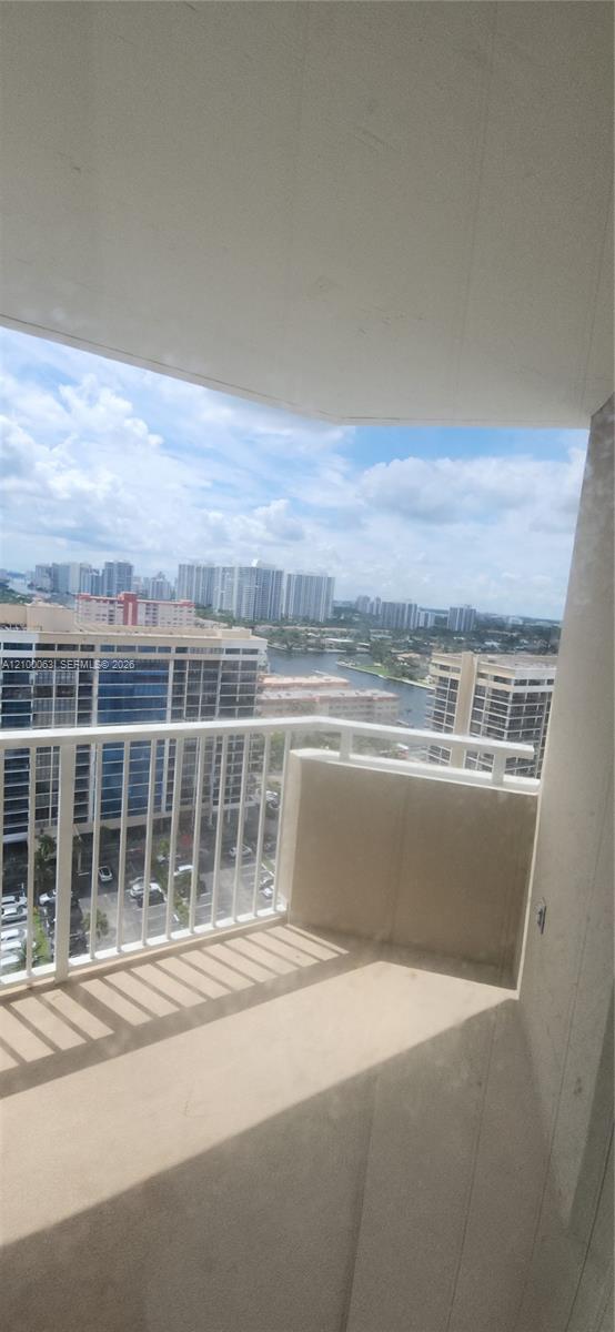 See details 19N 1 / 2 870 sq. ft. $ 2026-10-03 0 Photo