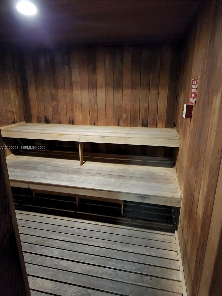 See details 19N 1 / 2 870 sq. ft. $ 2026-10-03 0 Photo