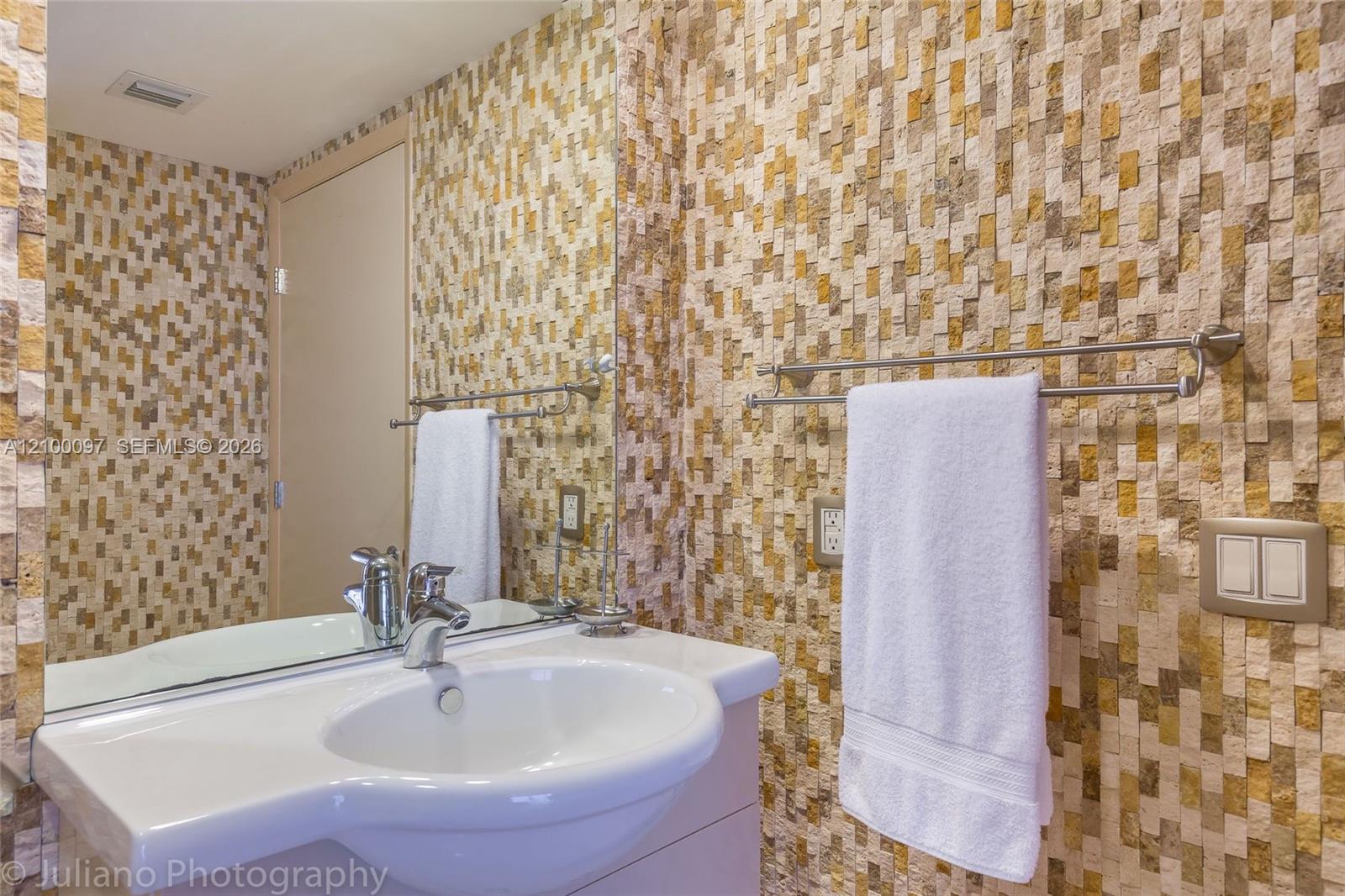 1107 1 / 1 871 sq. ft. $ 2026-10-03 0 foto
