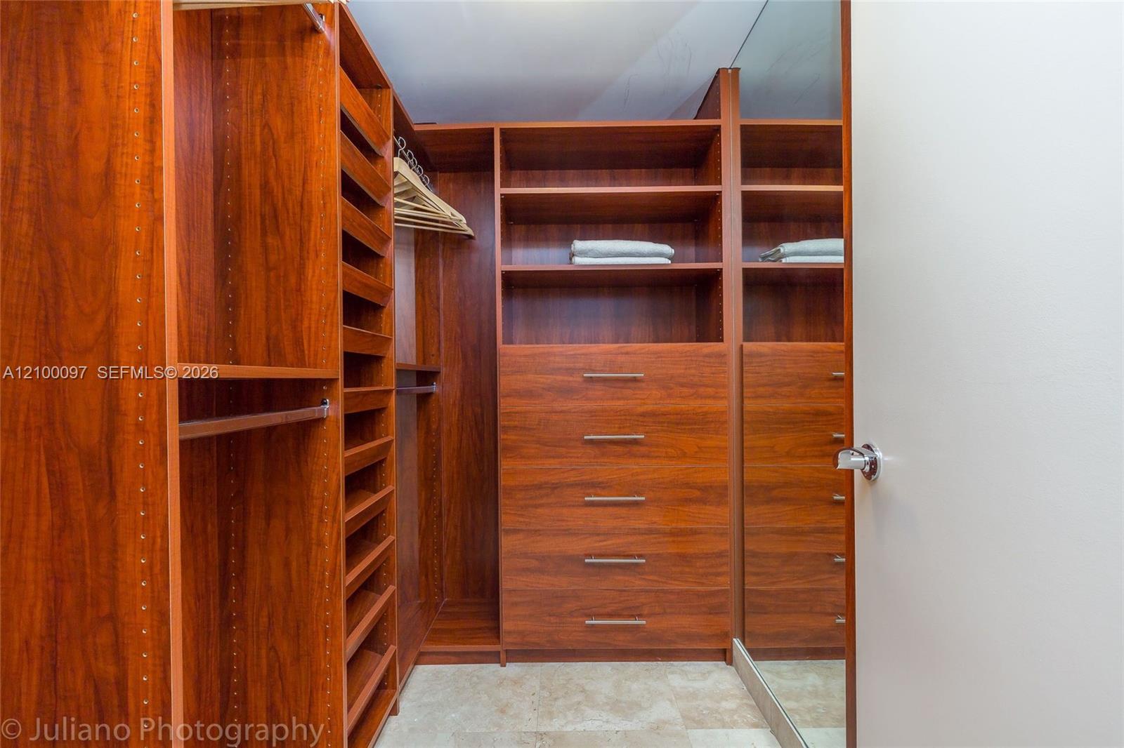 1107 1 / 1 871 sq. ft. $ 2026-10-03 0 foto