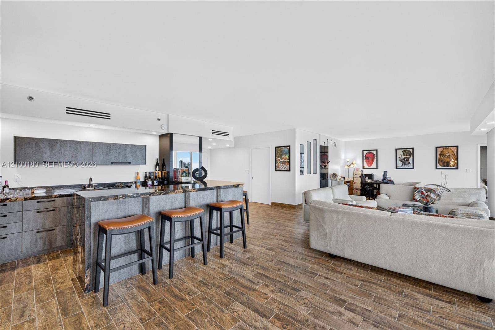 See details 2409-2410 4 / 4 4484 sq. ft. $ 2026-10-03 0 Photo