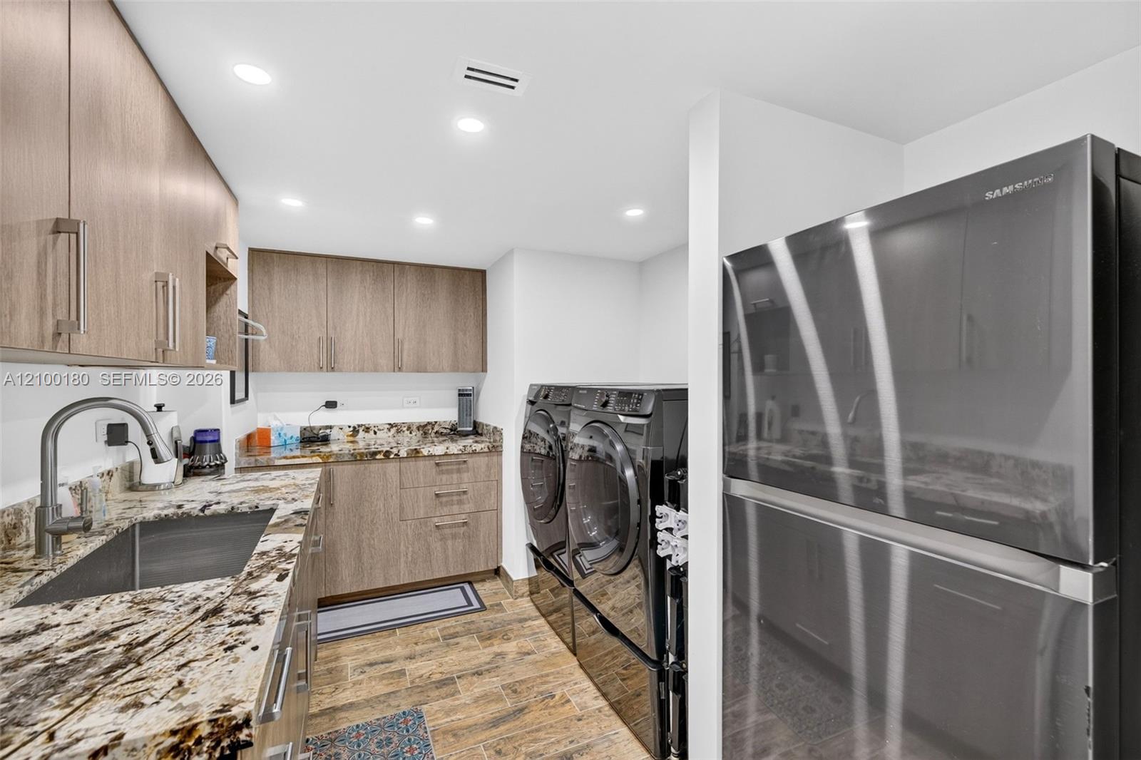 See details 2409-2410 4 / 4 4484 sq. ft. $ 2026-10-03 0 Photo