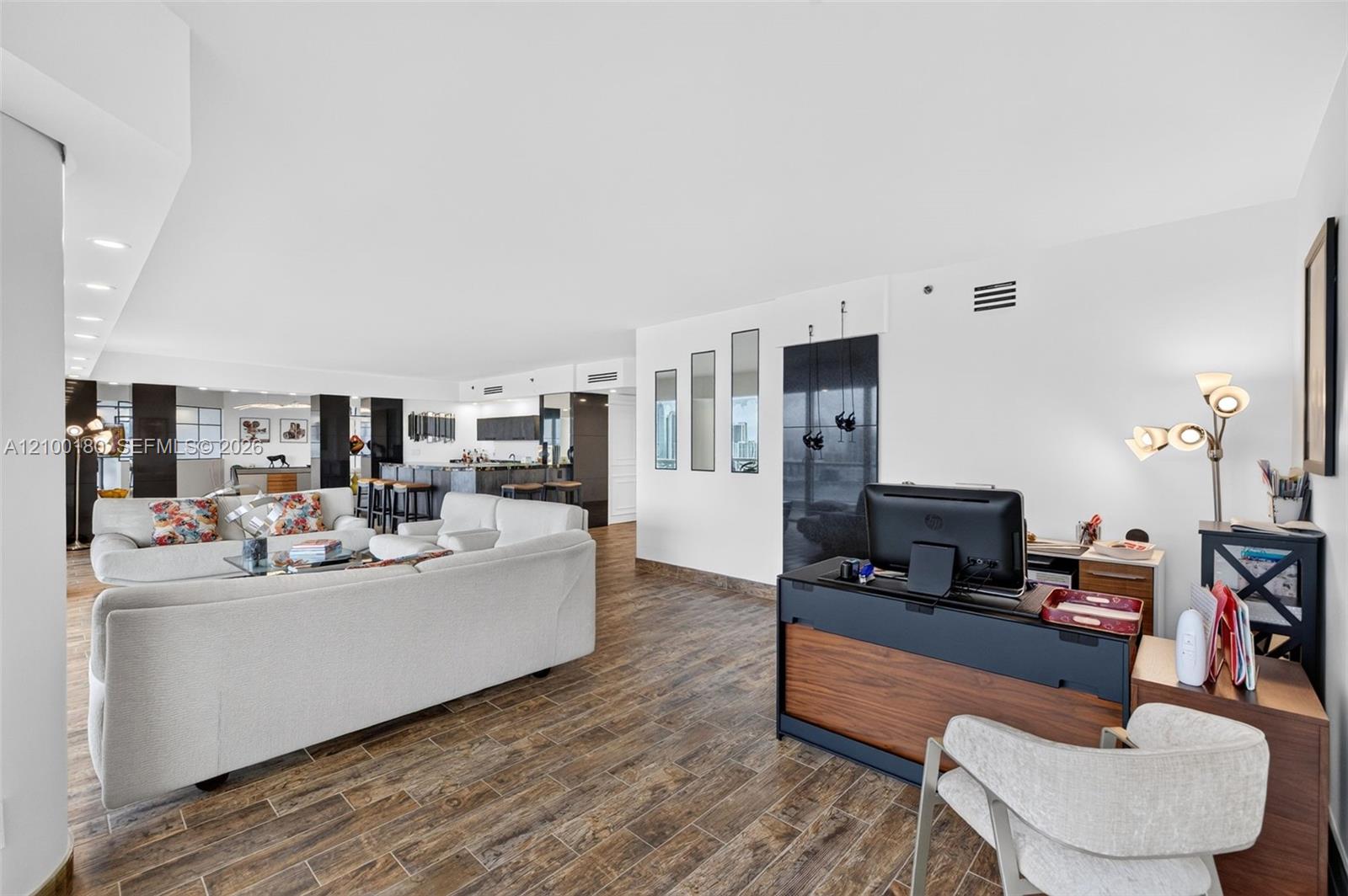 See details 2409-2410 4 / 4 4484 sq. ft. $ 2026-10-03 0 Photo