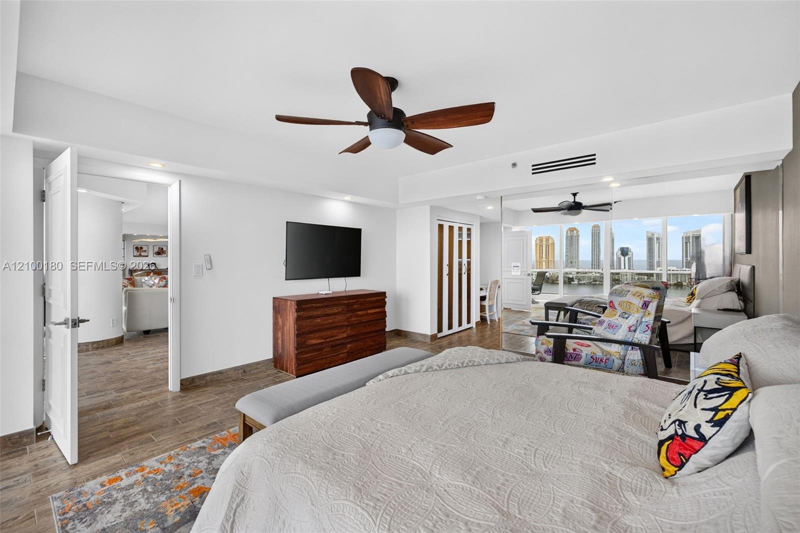 See details 2409-2410 4 / 4 4484 sq. ft. $ 2026-10-03 0 Photo