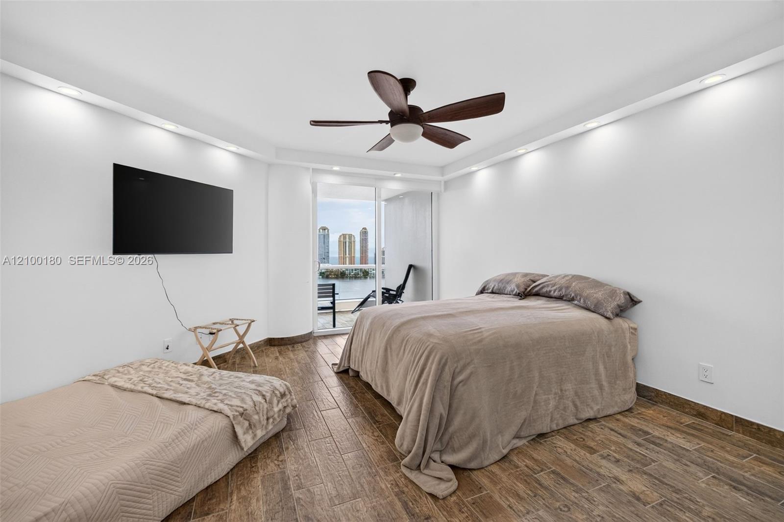 See details 2409-2410 4 / 4 4484 sq. ft. $ 2026-10-03 0 Photo