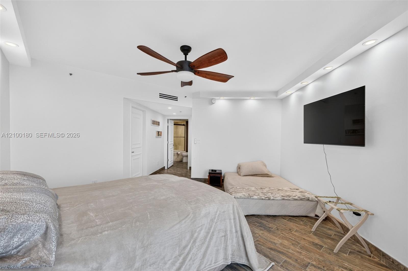 See details 2409-2410 4 / 4 4484 sq. ft. $ 2026-10-03 0 Photo