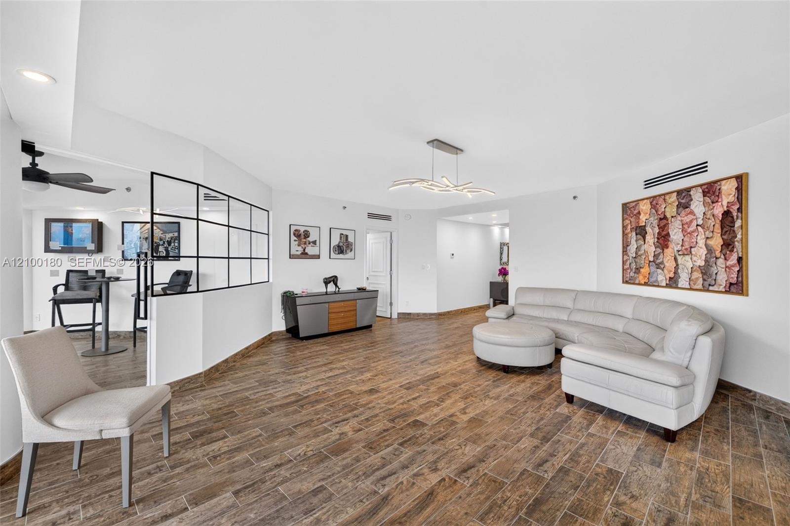 See details 2409-2410 4 / 4 4484 sq. ft. $ 2026-10-03 0 Photo