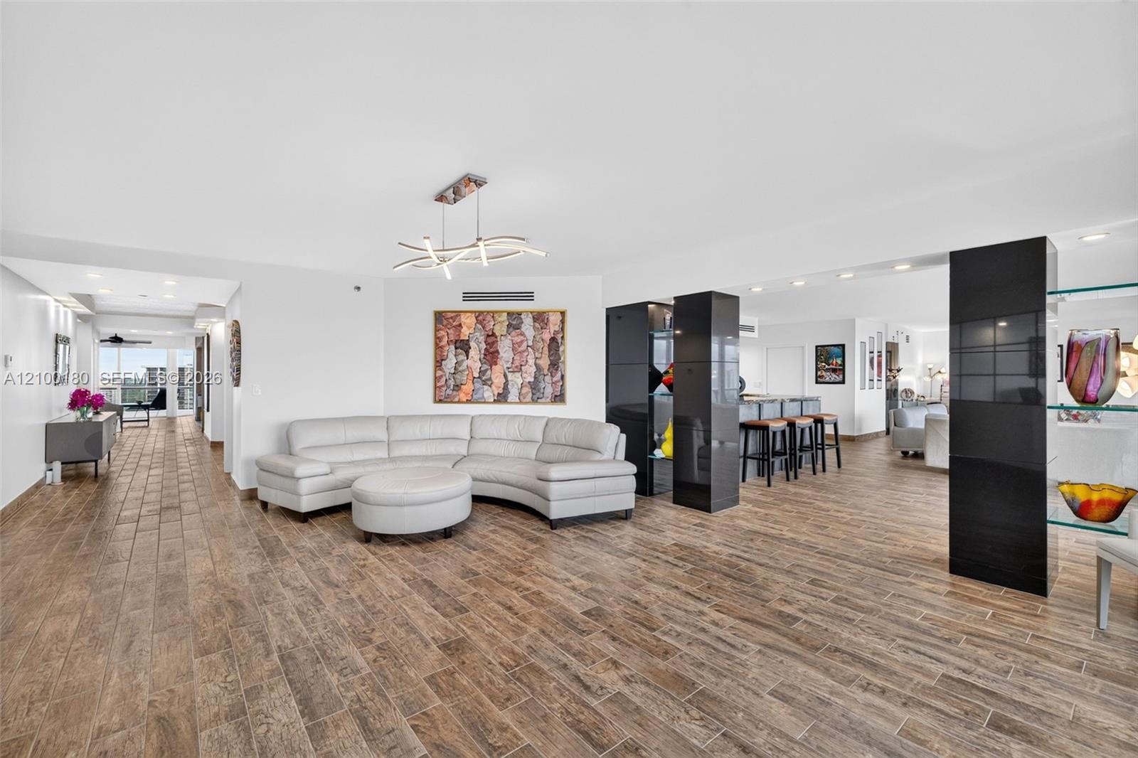 See details 2409-2410 4 / 4 4484 sq. ft. $ 2026-10-03 0 Photo
