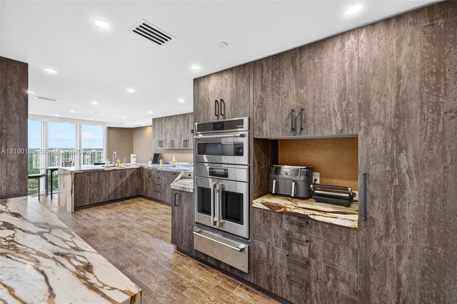 See details 2409-2410 4 / 4 4484 sq. ft. $ 2026-10-03 0 Photo