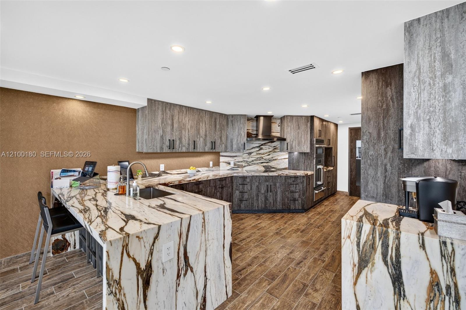 See details 2409-2410 4 / 4 4484 sq. ft. $ 2026-10-03 0 Photo
