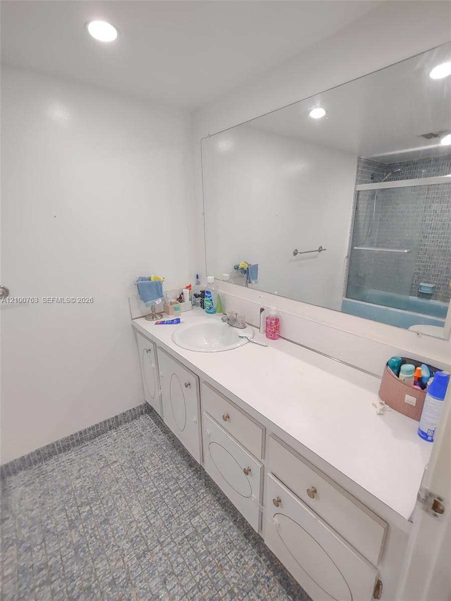 729-4 3 / 2 1633 sq. ft. $ 2026-10-05 0 foto