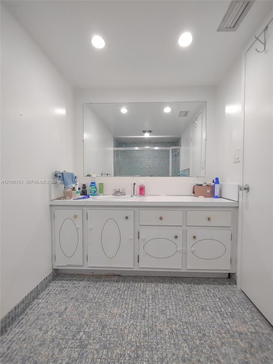729-4 3 / 2 1633 sq. ft. $ 2026-10-05 0 foto