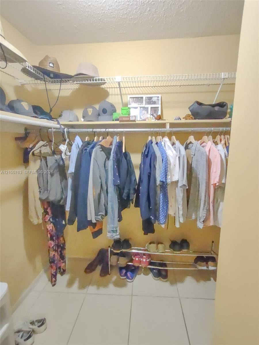 729-4 3 / 2 1633 sq. ft. $ 2026-10-05 0 foto