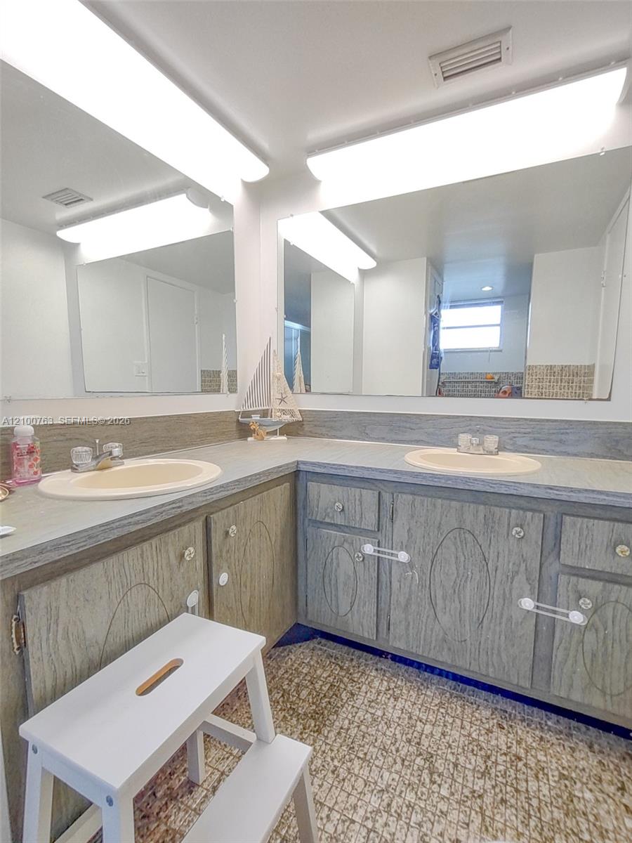 729-4 3 / 2 1633 sq. ft. $ 2026-10-05 0 foto