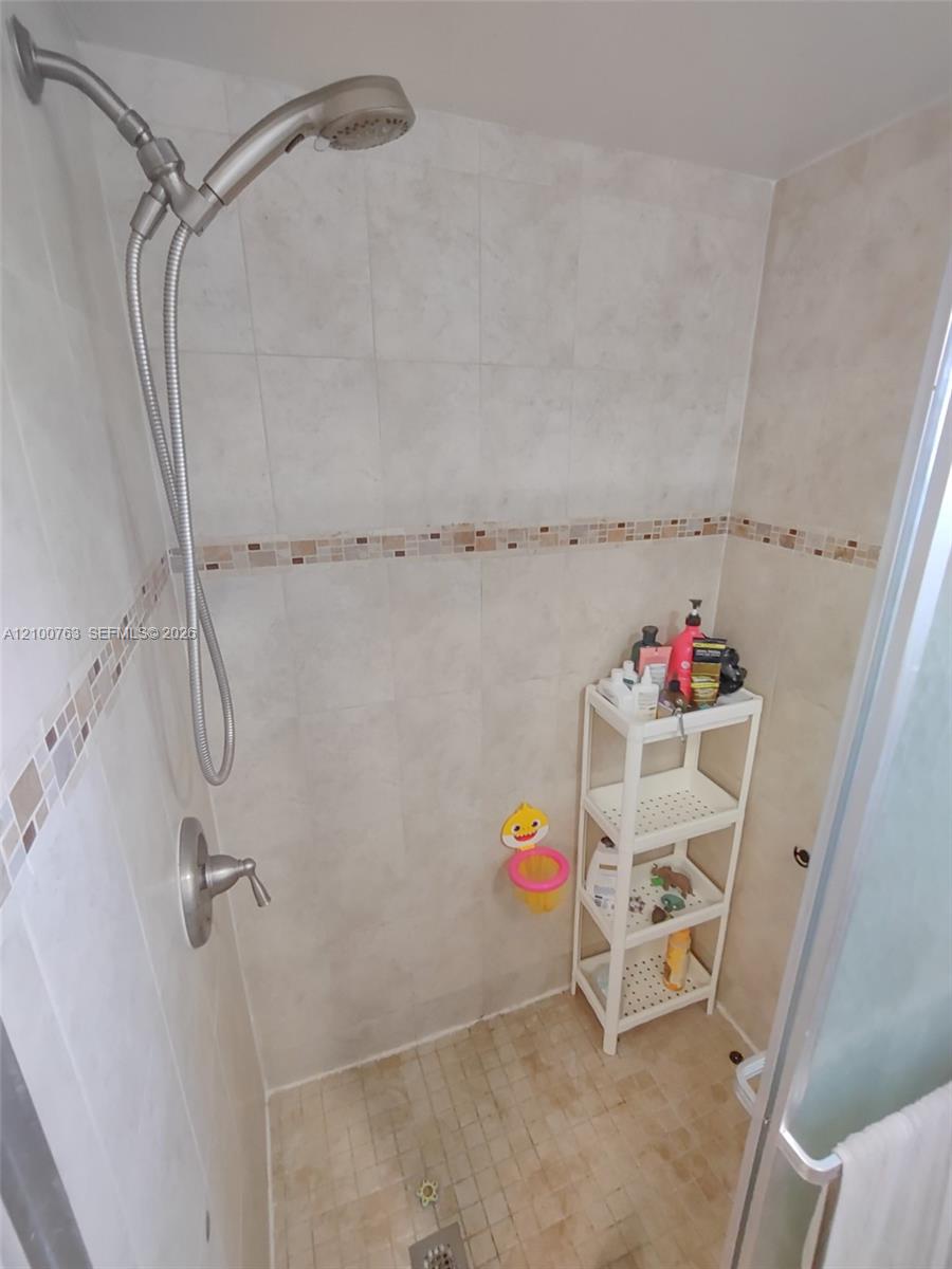 729-4 3 / 2 1633 sq. ft. $ 2026-10-05 0 foto