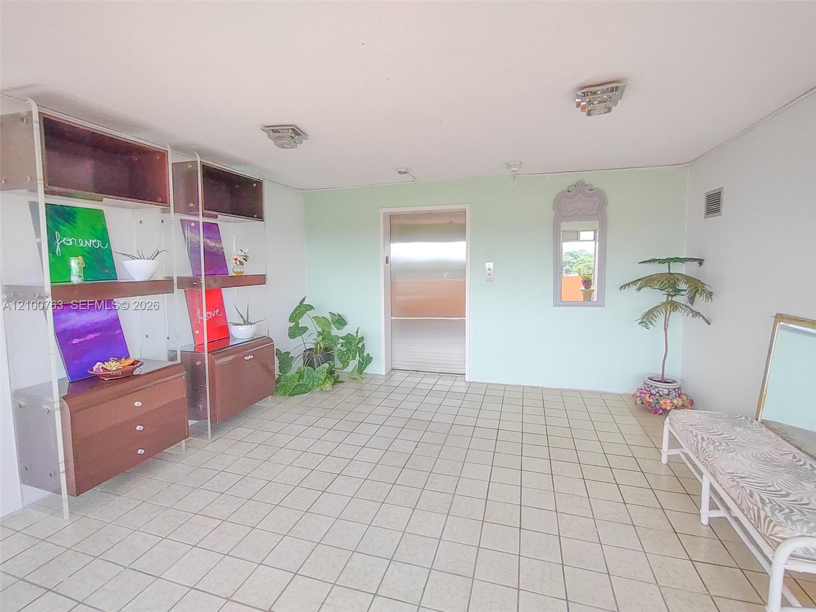 729-4 3 / 2 1633 sq. ft. $ 2026-10-05 0 foto