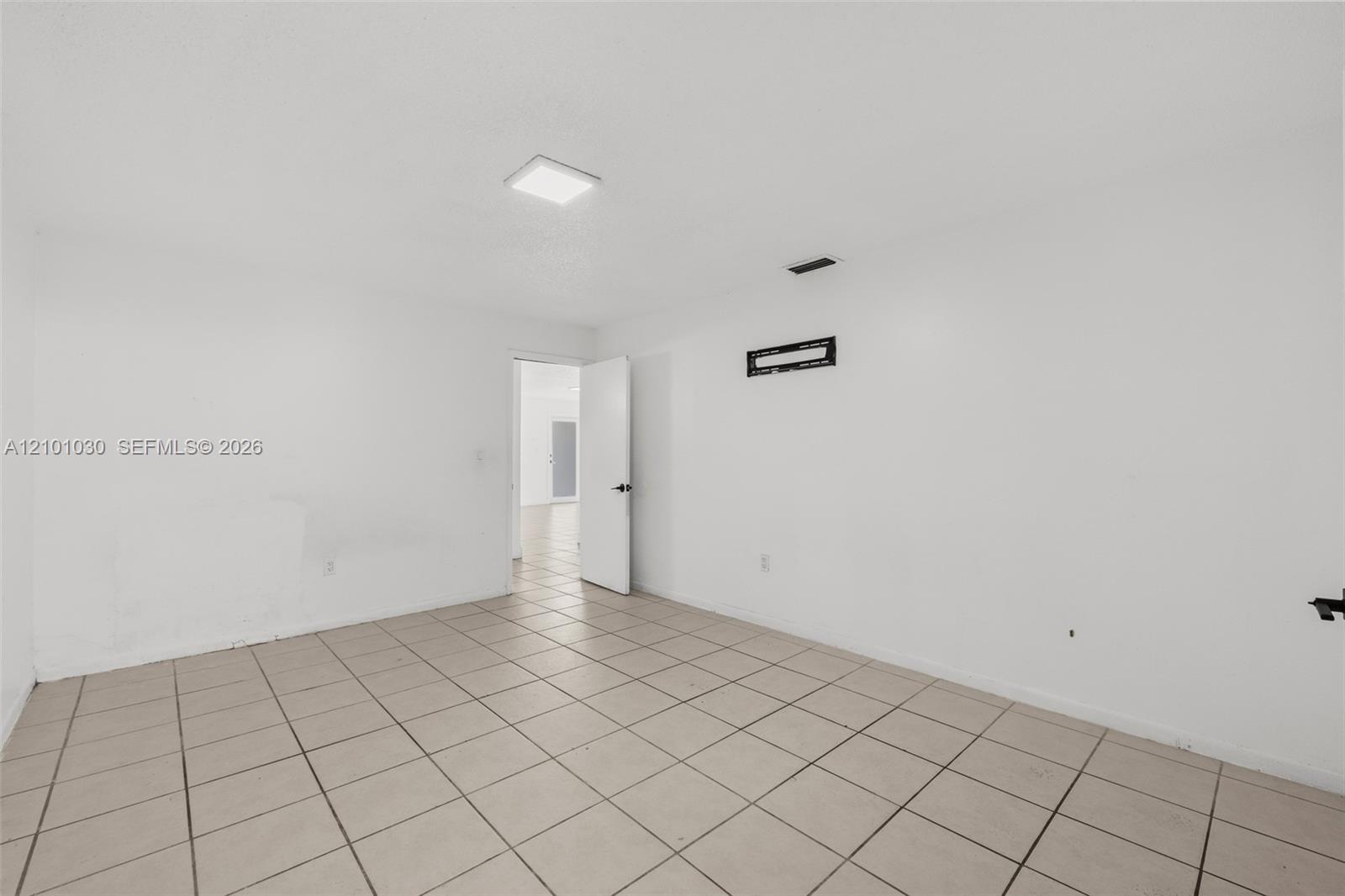 See details / 2756 sq. ft. $ 2026-10-06 0 Photo
