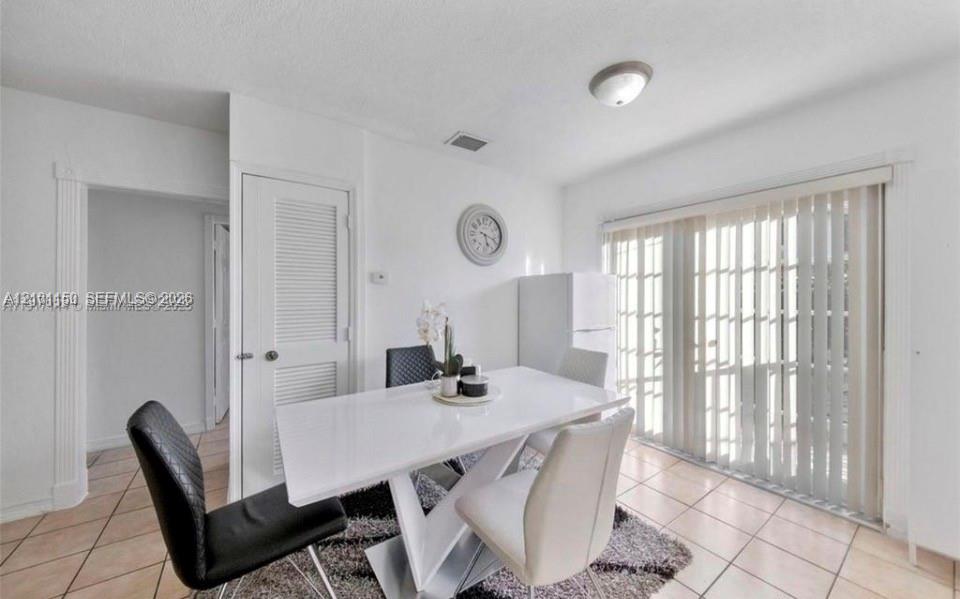Ver detalles 5300 3 / 2 1196 sq. ft. $ 2026-10-05 0 foto