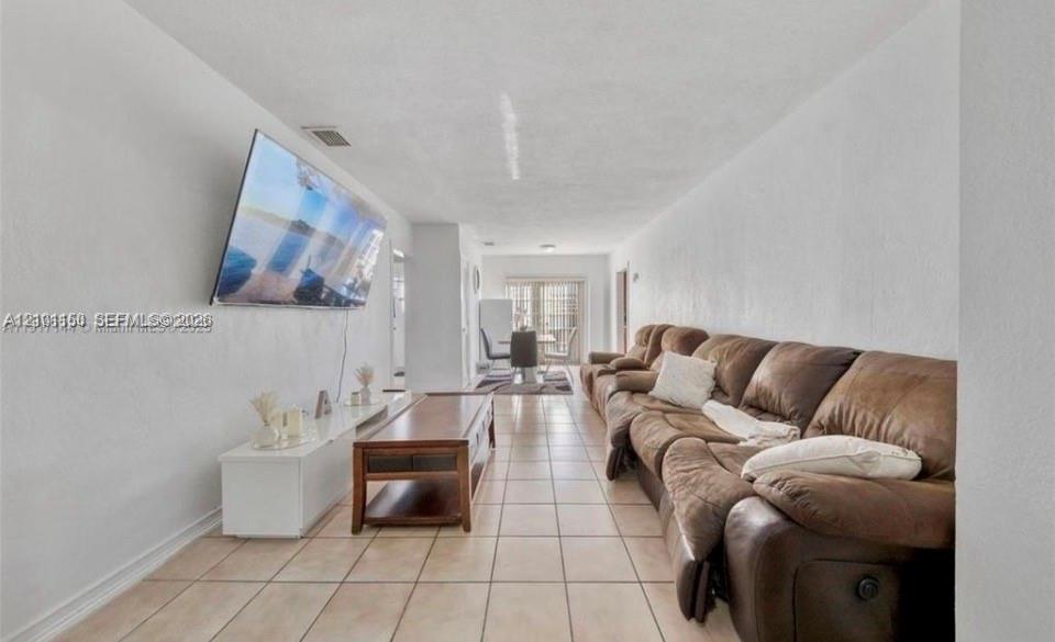 Ver detalles 5300 3 / 2 1196 sq. ft. $ 2026-10-05 0 foto