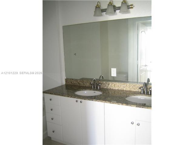 DOUBLE SINK, SEPARATE SHOWER &amp; TUB