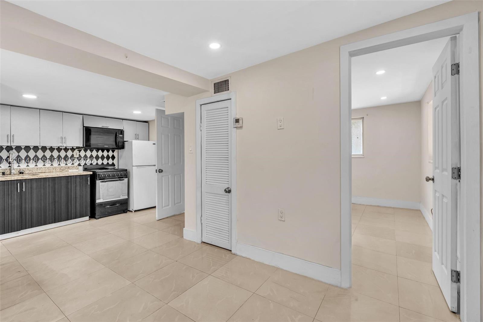 See details / 1600 sq. ft. $ 2026-10-06 0 Photo