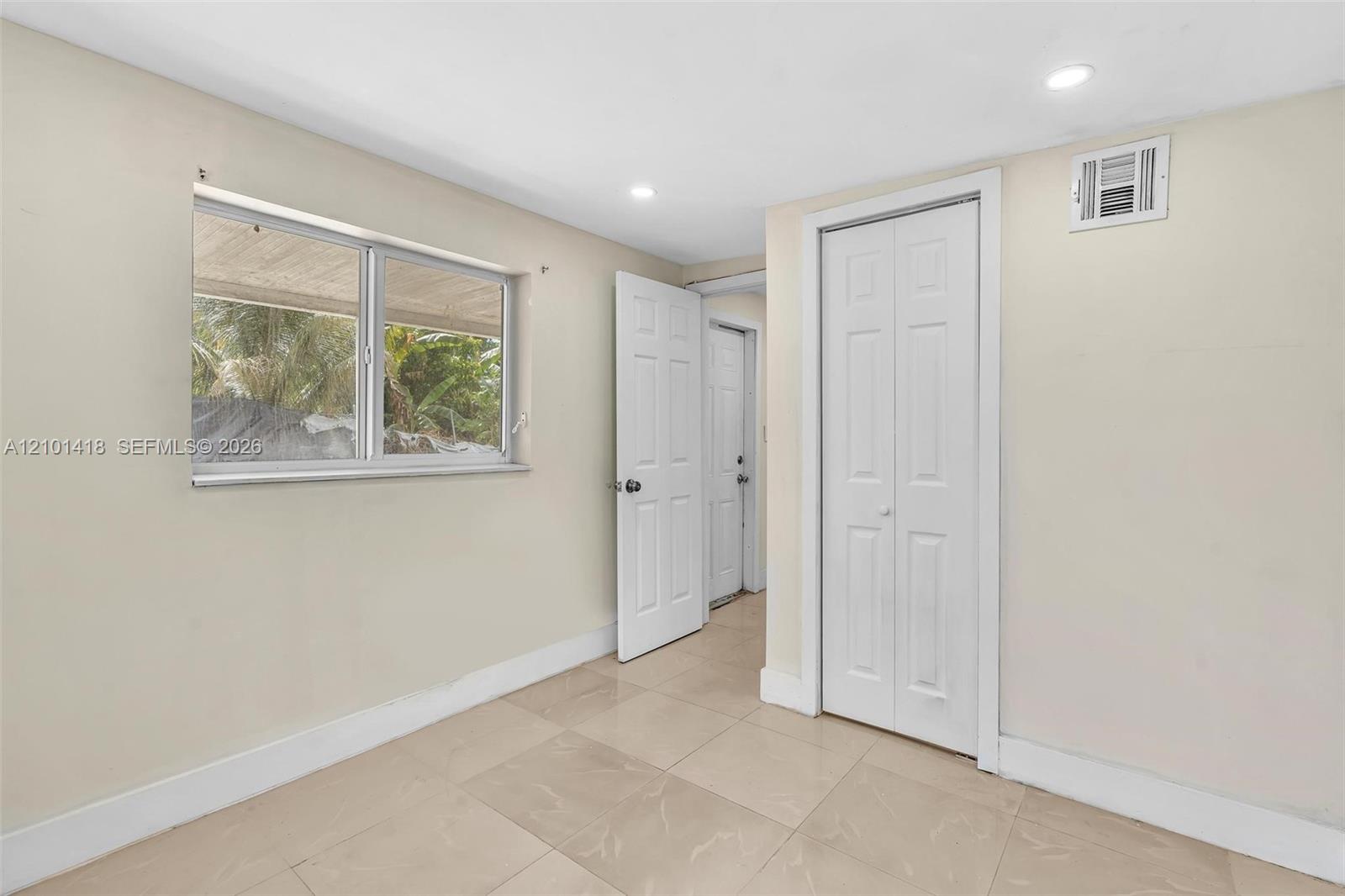 See details / 1600 sq. ft. $ 2026-10-06 0 Photo