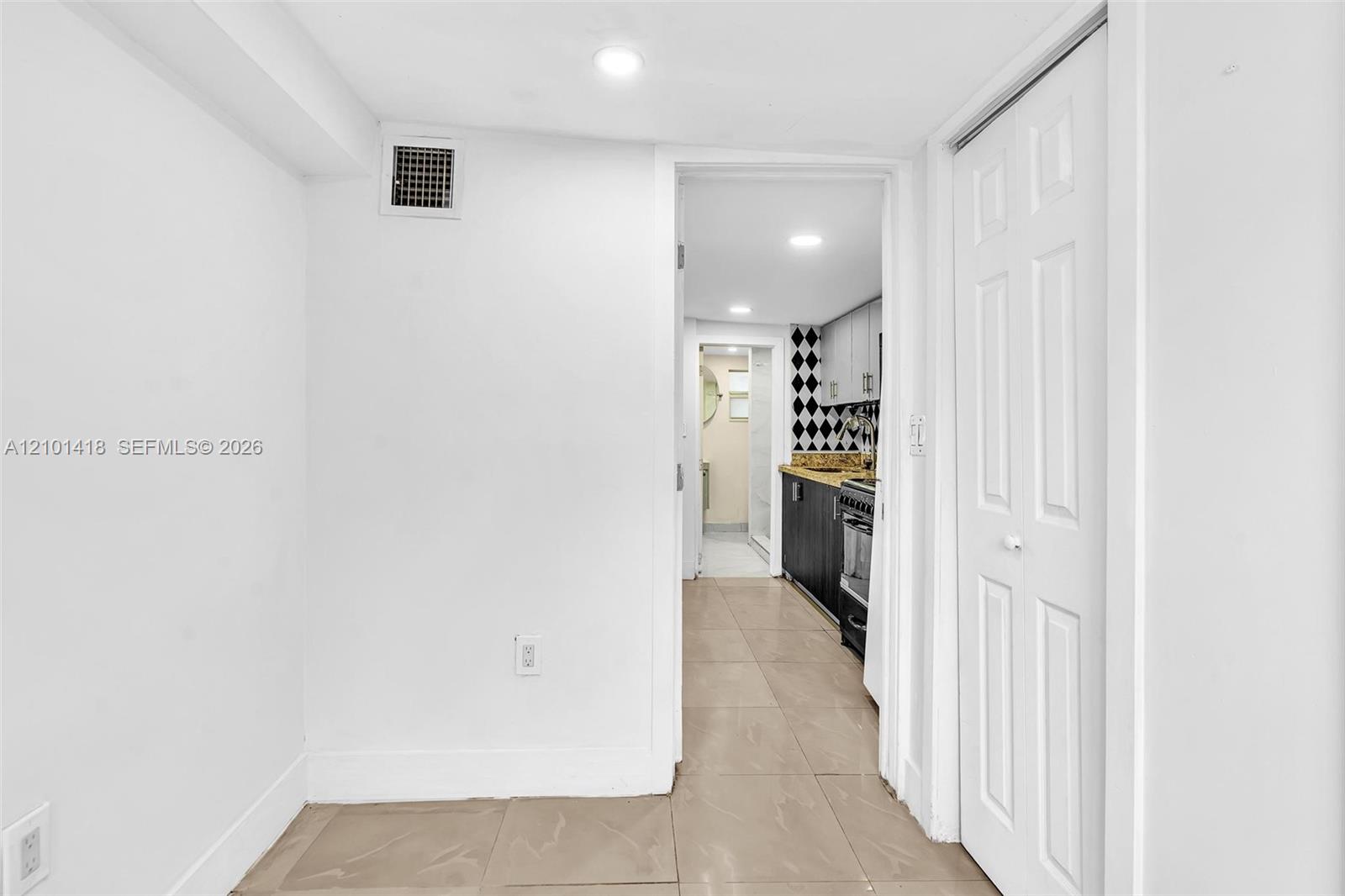 See details / 1600 sq. ft. $ 2026-10-06 0 Photo