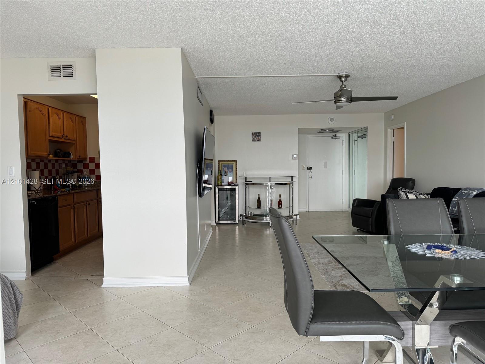 Ver detalles 1105 1 / 2 1104 sq. ft. $ 2026-10-06 0 foto