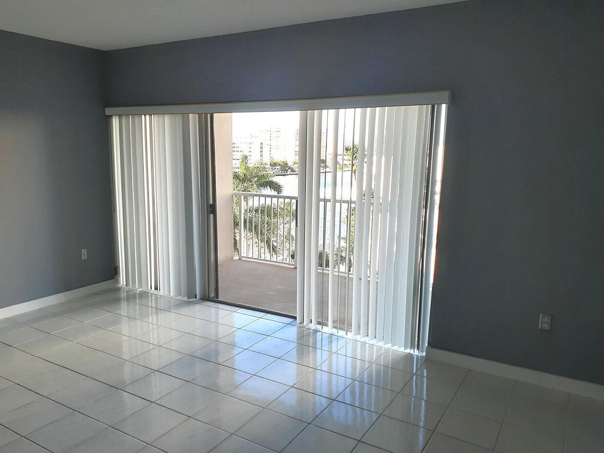 See details 4H 0 / 1 545 sq. ft. $ 2026-10-13 0 Photo