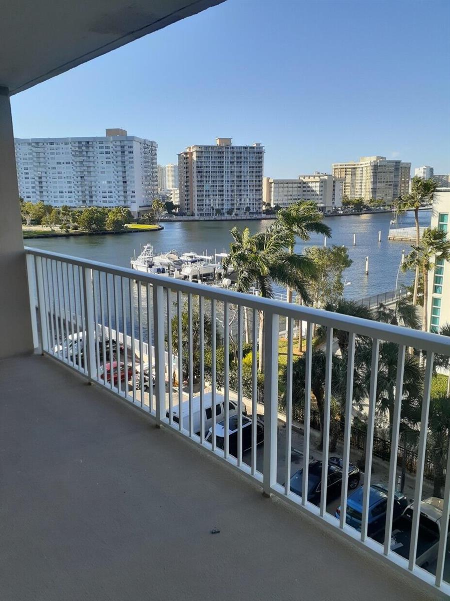 See details 4H 0 / 1 545 sq. ft. $ 2026-10-13 0 Photo