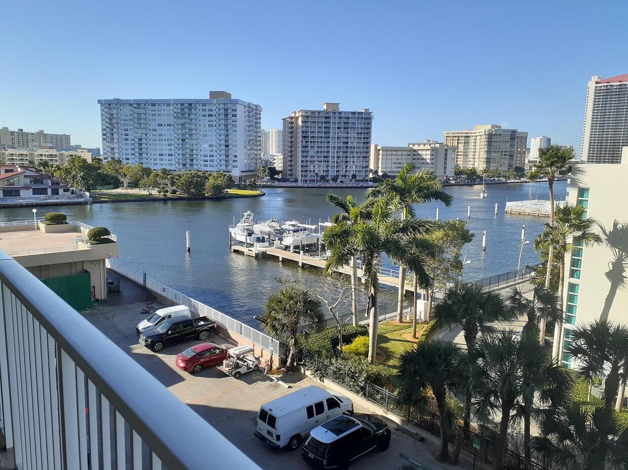 See details 4H 0 / 1 545 sq. ft. $ 2026-10-13 0 Photo