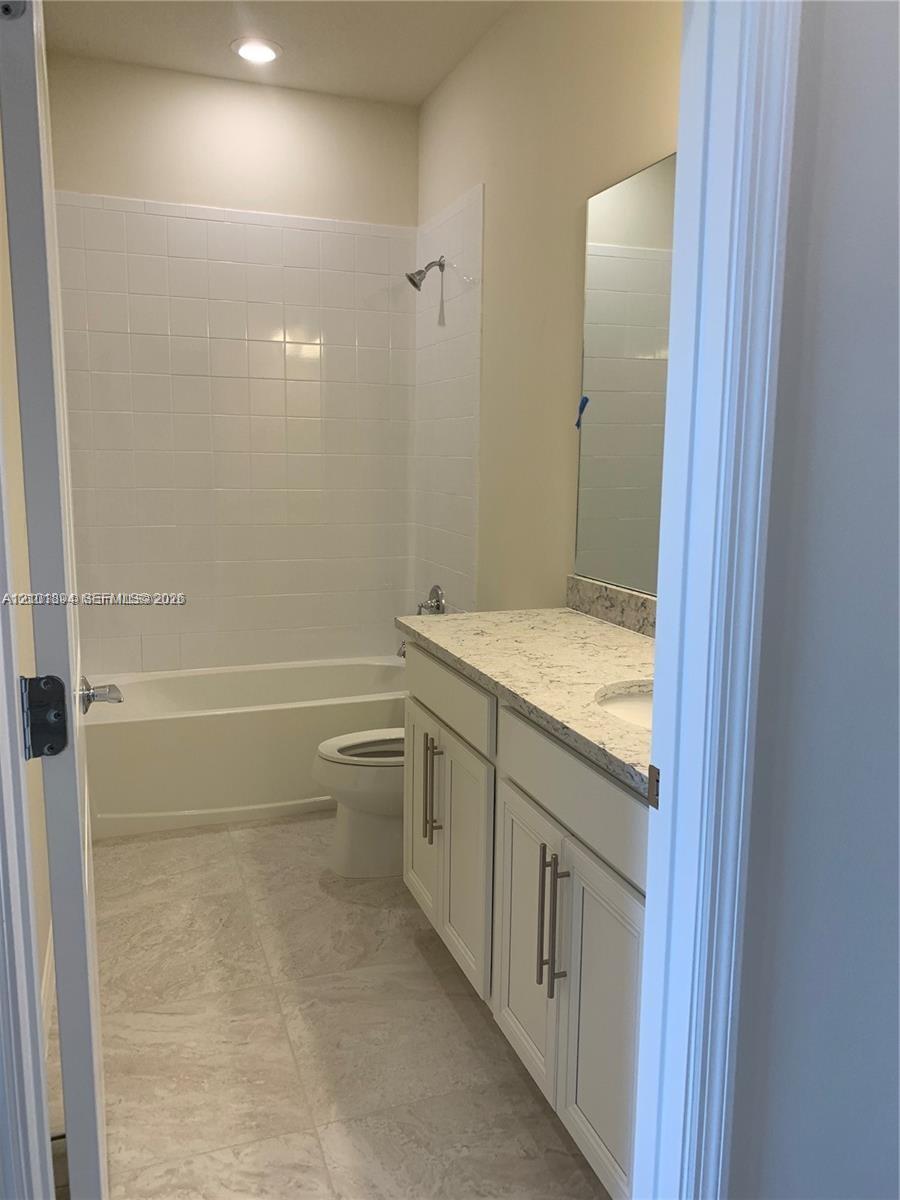 Ver detalles 4920 3 / 3 1421 sq. ft. $ 2026-10-06 0 foto