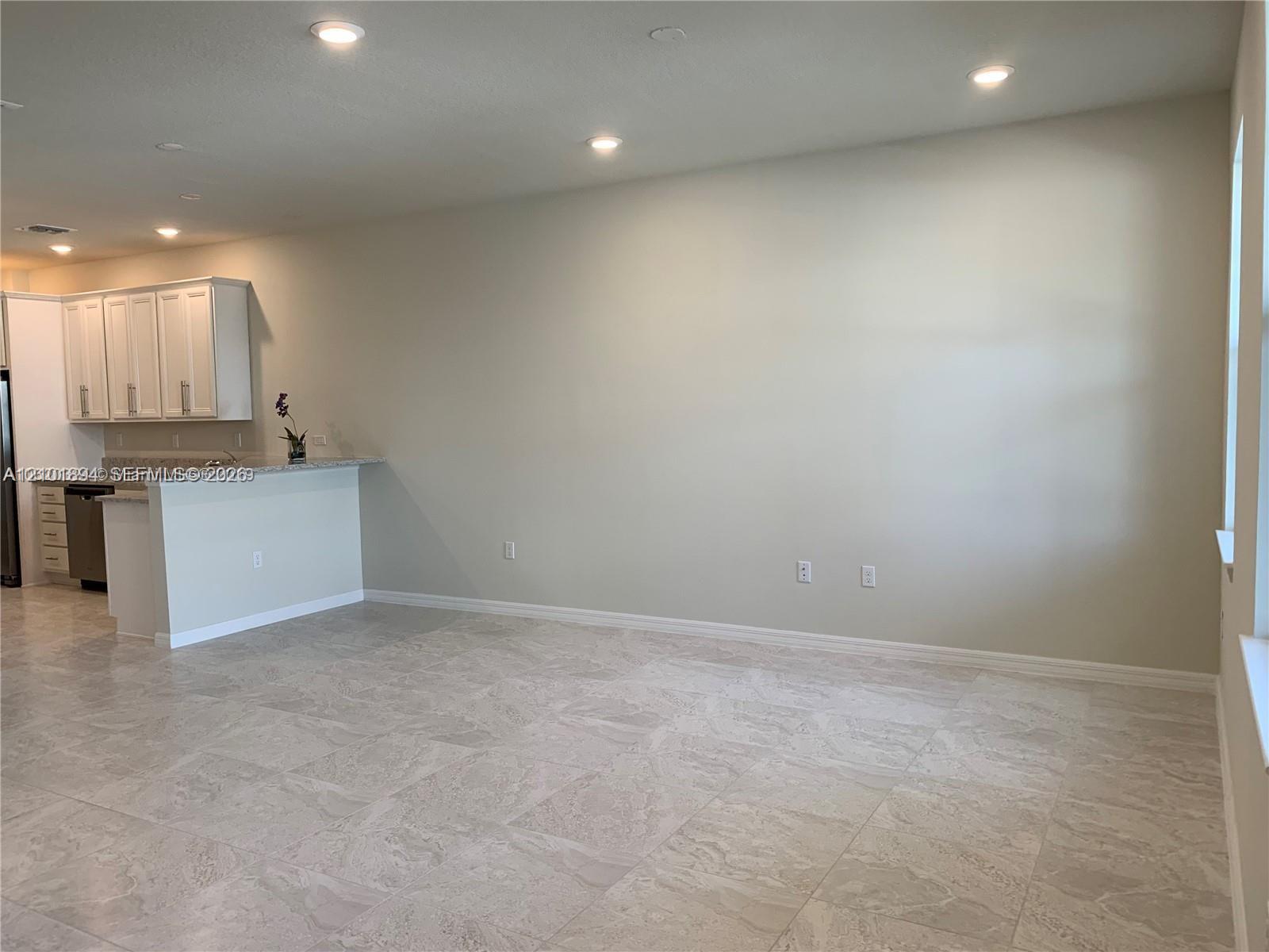Ver detalles 4920 3 / 3 1421 sq. ft. $ 2026-10-06 0 foto
