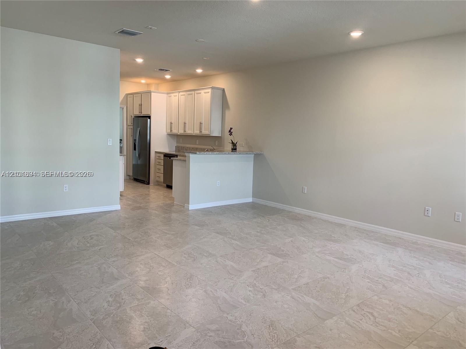 Ver detalles 4920 3 / 3 1421 sq. ft. $ 2026-10-06 0 foto