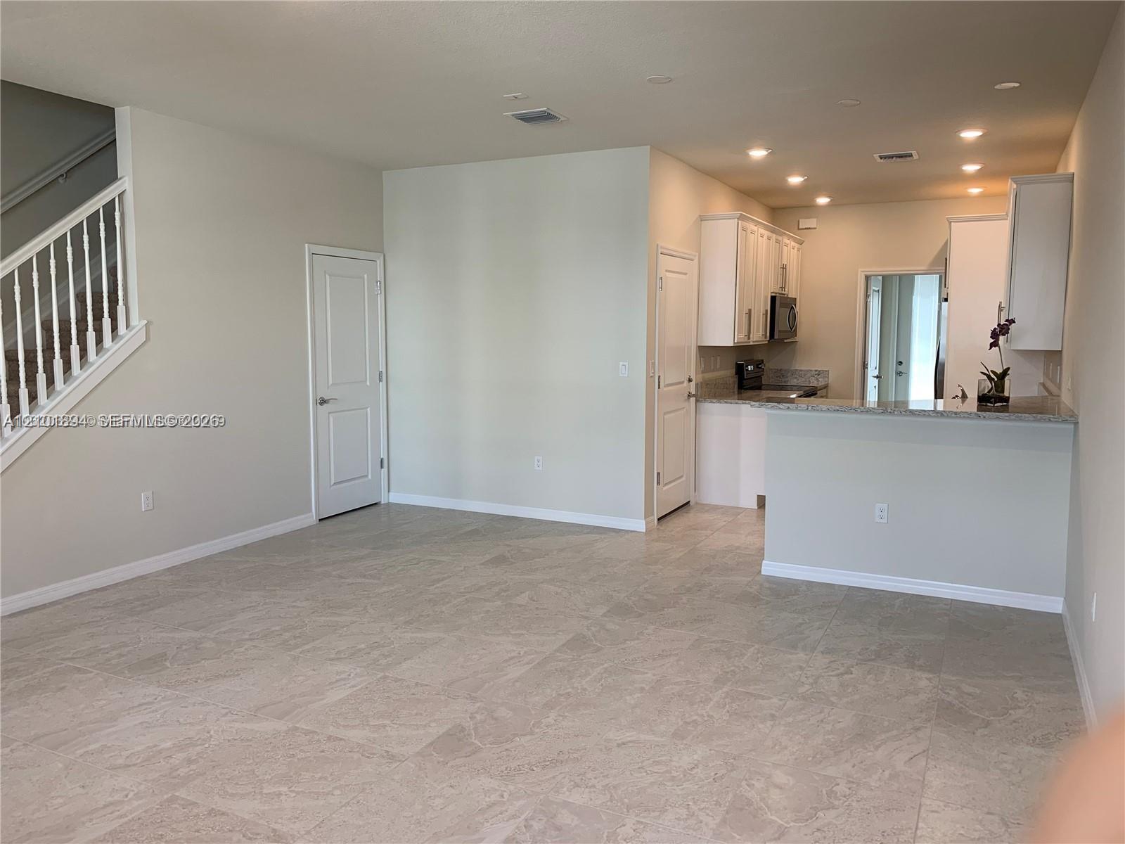 Ver detalles 4920 3 / 3 1421 sq. ft. $ 2026-10-06 0 foto