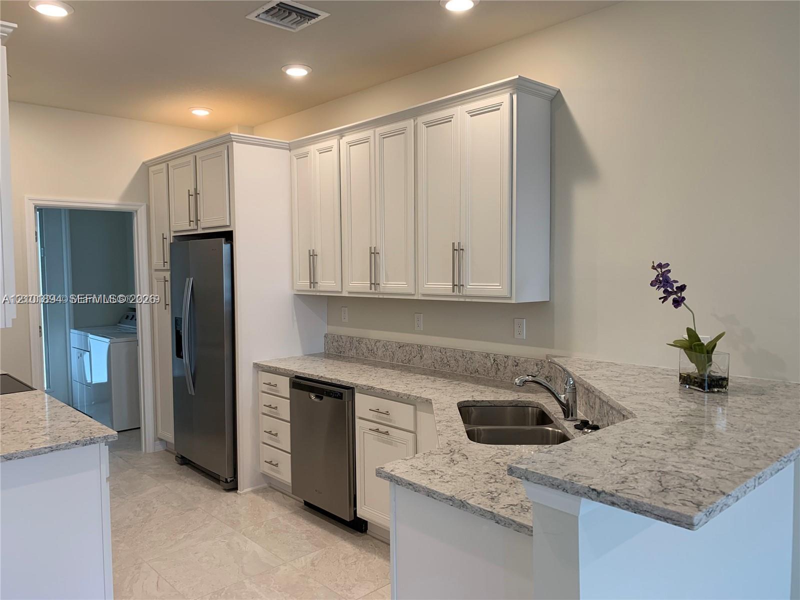 Ver detalles 4920 3 / 3 1421 sq. ft. $ 2026-10-06 0 foto