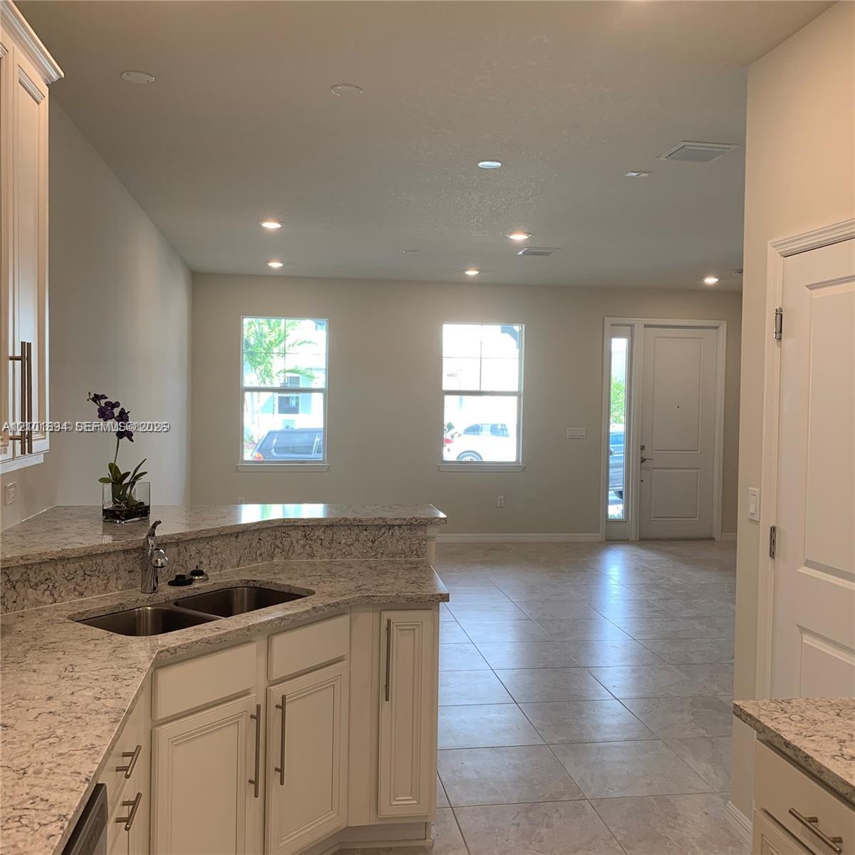 Ver detalles 4920 3 / 3 1421 sq. ft. $ 2026-10-06 0 foto