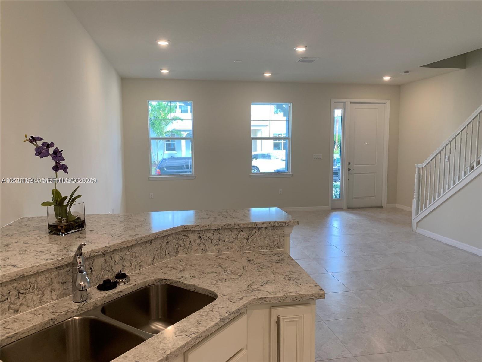 Ver detalles 4920 3 / 3 1421 sq. ft. $ 2026-10-06 0 foto