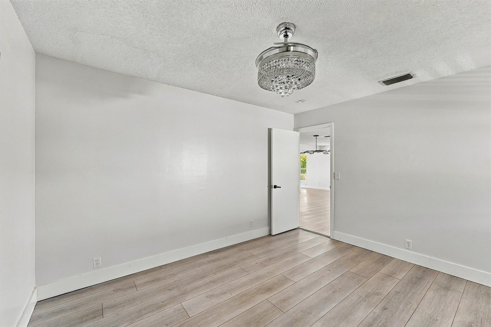 Ver detalles 1730 2 / 2 1000 sq. ft. $ 2026-10-08 0 foto