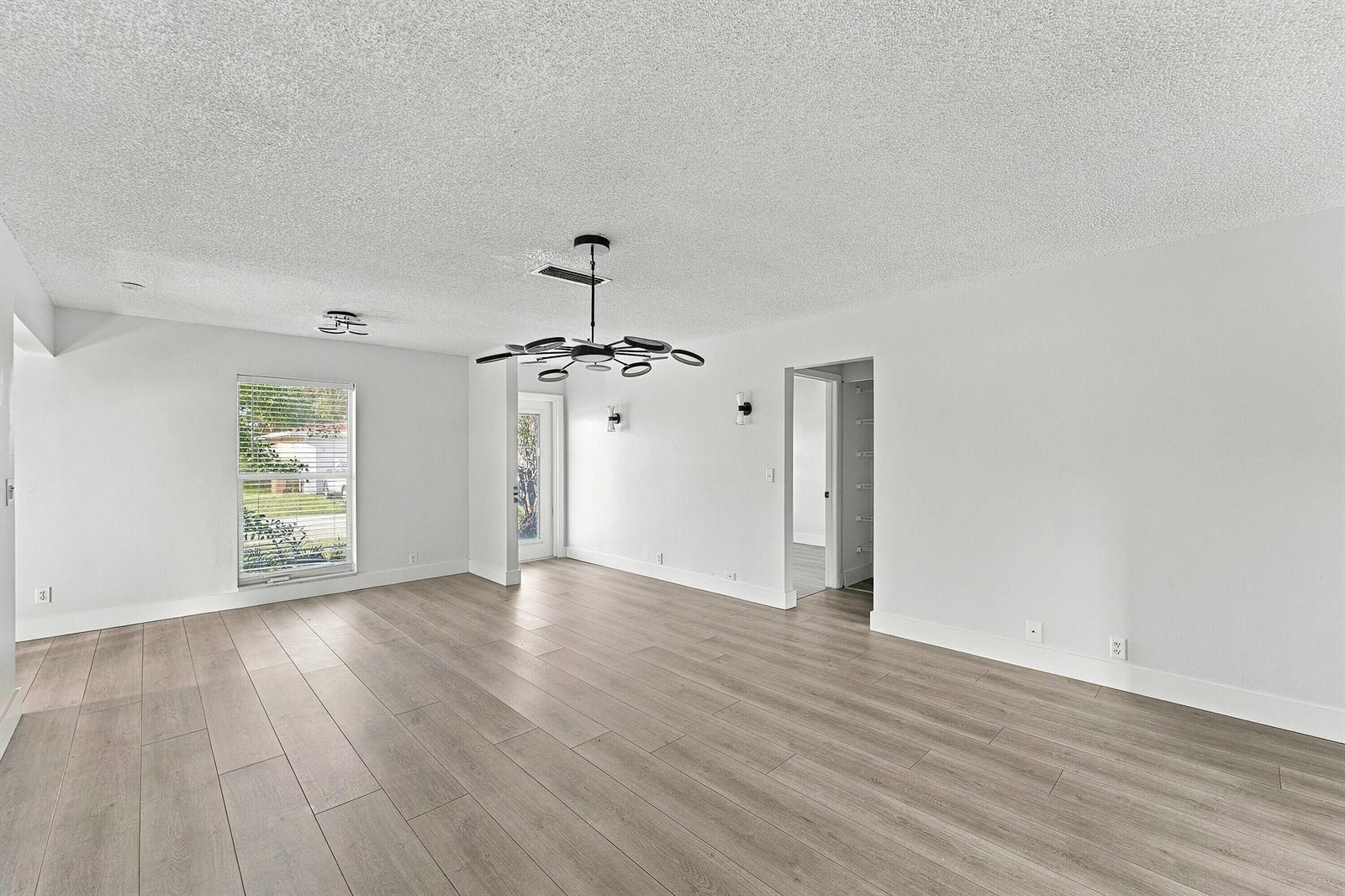 Ver detalles 1730 2 / 2 1000 sq. ft. $ 2026-10-08 0 foto