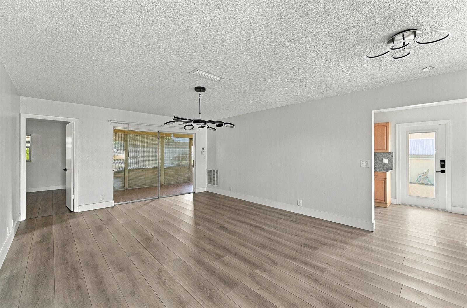 Ver detalles 1730 2 / 2 1000 sq. ft. $ 2026-10-08 0 foto