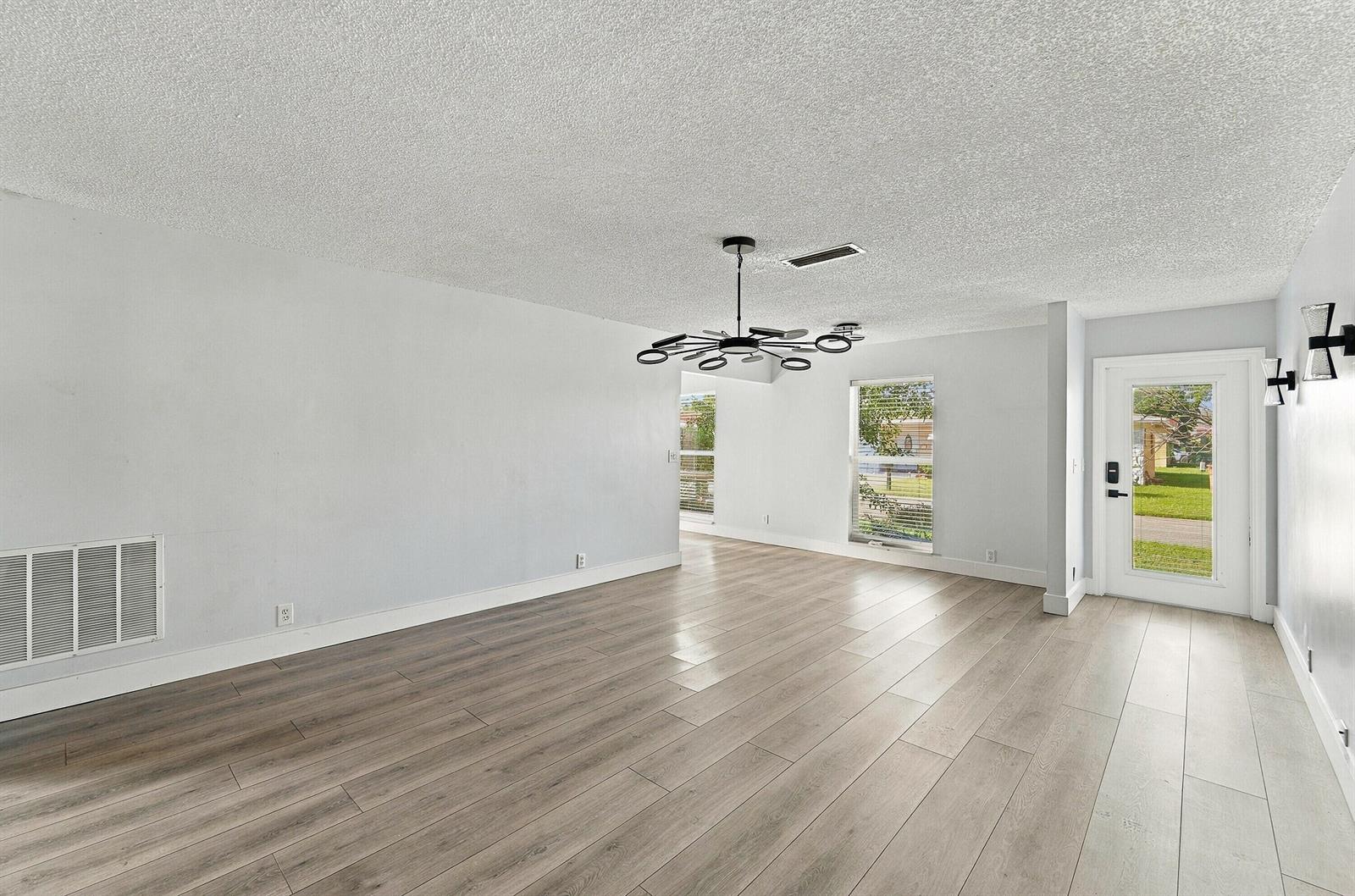 Ver detalles 1730 2 / 2 1000 sq. ft. $ 2026-10-08 0 foto