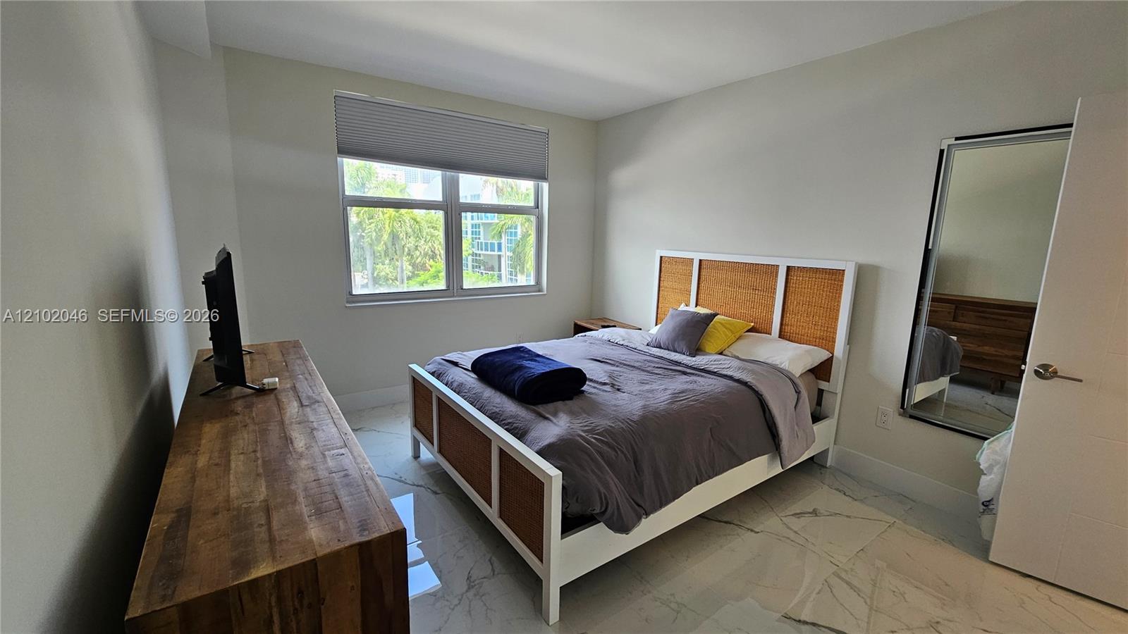 See details 2S 2 / 2 1275 sq. ft. $ 2026-10-06 0 Photo