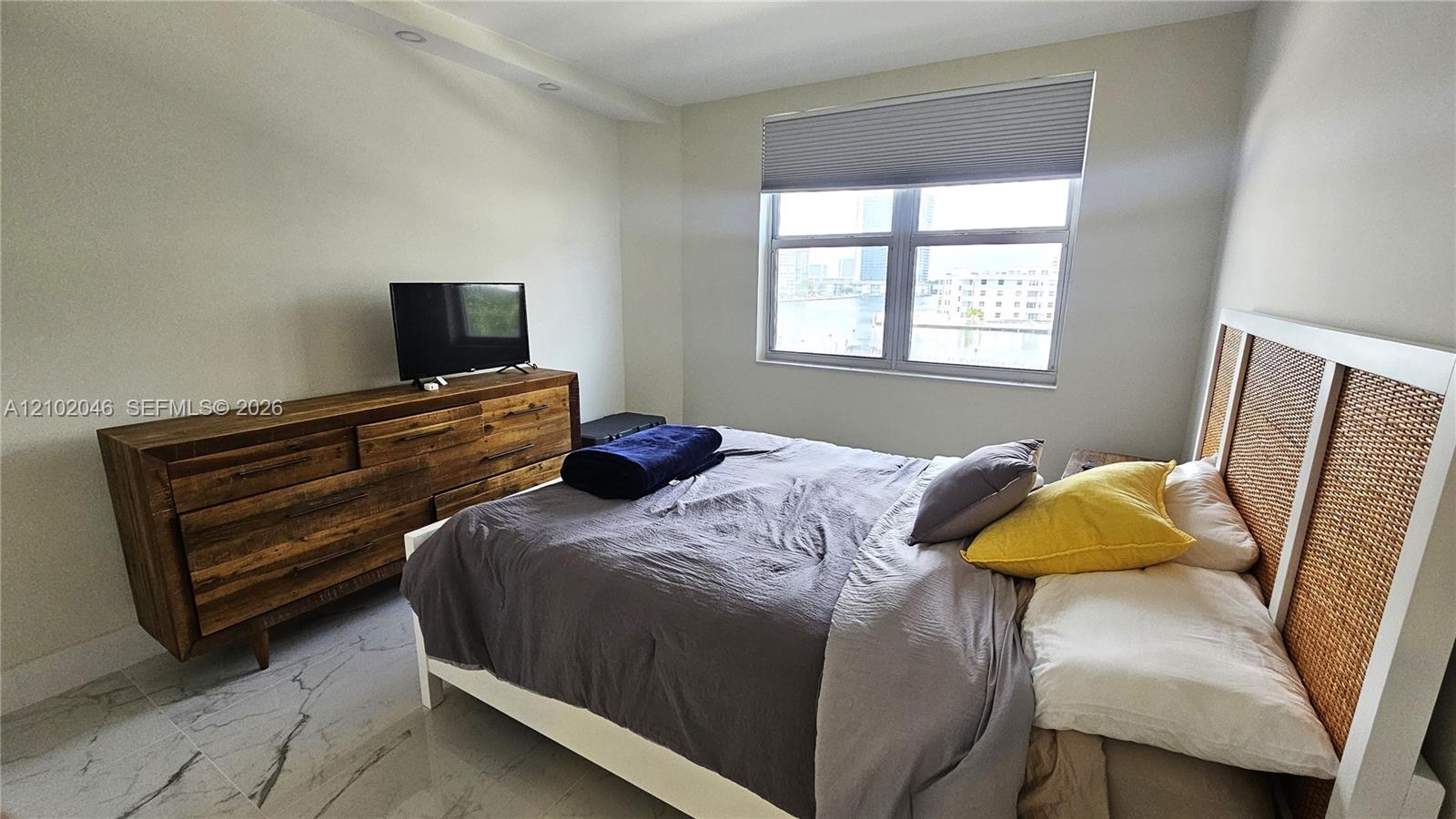 See details 2S 2 / 2 1275 sq. ft. $ 2026-10-06 0 Photo